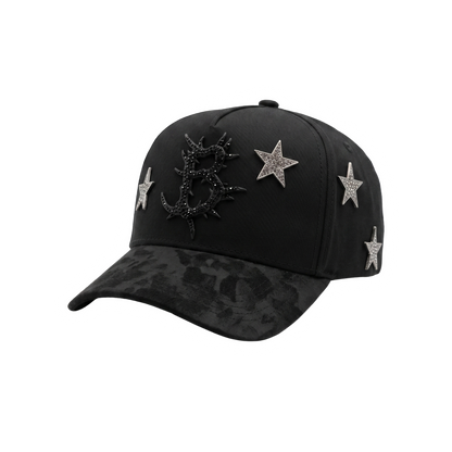 Gorra Dark Nebula negra con letra B negra, estrellas plateadas y pedrería brillante