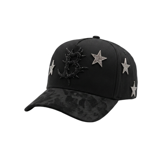 Gorra Dark Nebula negra con letra B negra, estrellas plateadas y pedrería brillante