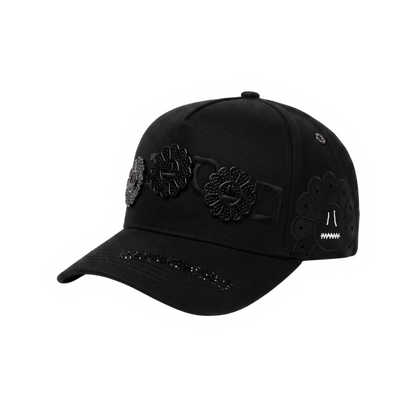 Gorra Murakami negra con flores negras brillantes y detalles tono sobre tono