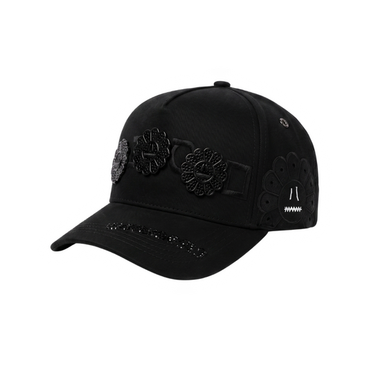 Gorra Murakami negra con flores negras brillantes y detalles tono sobre tono