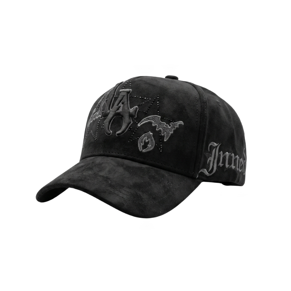 Gorra La-Miri Bruce Wayne negra con bordado tonal y detalles gráficos en relieve