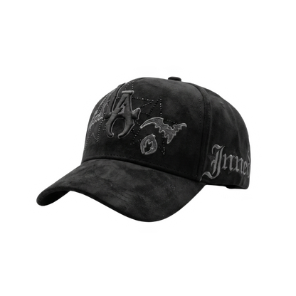 Gorra La-Miri Bruce Wayne negra con bordado tonal y detalles gráficos en relieve