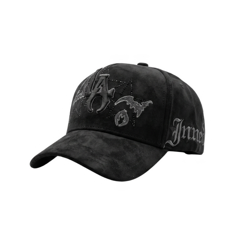 Gorra La-Miri Bruce Wayne negra con bordado tonal y detalles gráficos en relieve