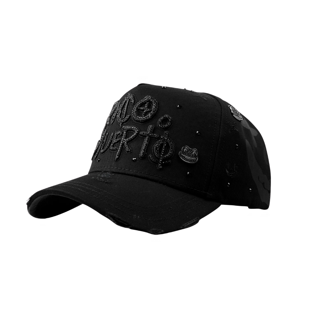 Gorra Rico O Muerto Total Black negra con bordado frontal negro en relieve y detalles tono sobre tono en la visera.