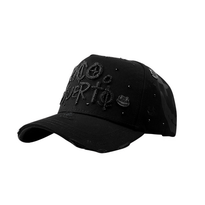 Gorra Rico O Muerto Total Black negra con bordado frontal negro en relieve y detalles tono sobre tono en la visera.