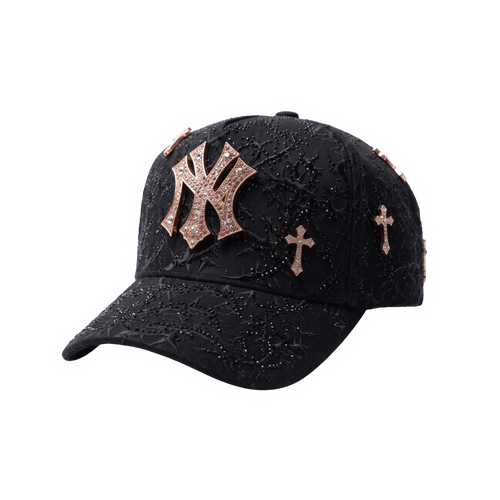 Gorra NY Thorned 24K Rose Gold negra con logo frontal rose gold, cruces laterales y detalles brillantes.