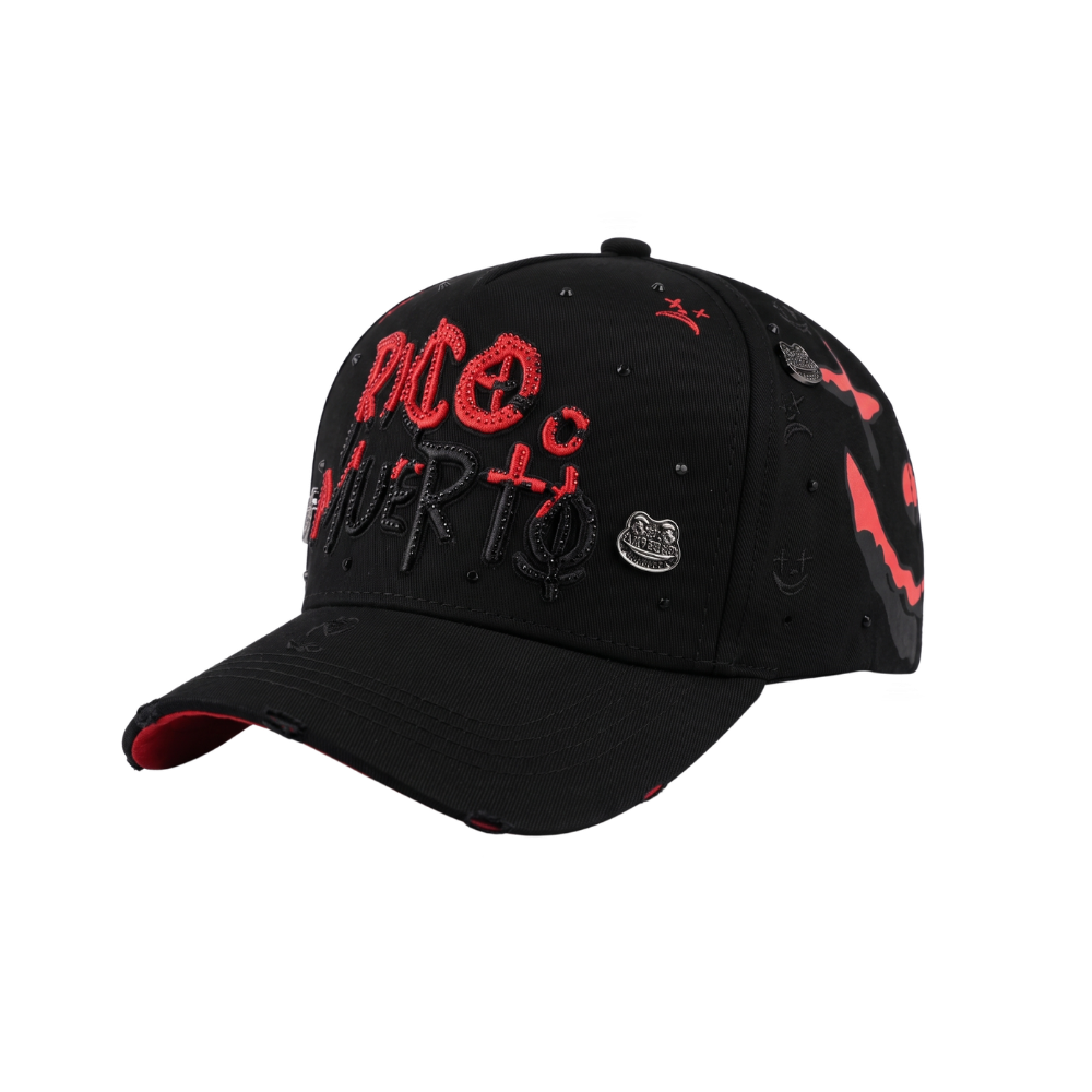Gorra Rico O Muerto Black Red negra con bordado frontal rojo, detalles laterales en contraste y visera negra.