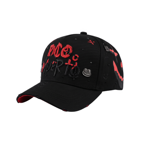 Gorra Rico O Muerto Black Red negra con bordado frontal rojo, detalles laterales en contraste y visera negra.