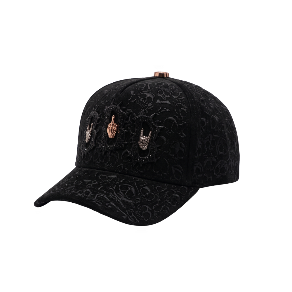 Gorra BBB Hand Skull negra con gráfico frontal tono sobre tono, apliques bordados y visera negra.