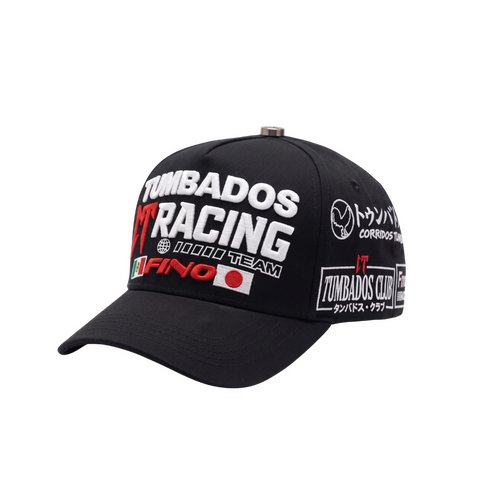 Gorra Tumbados Racing negra con parche frontal blanco y rojo, gráficos racing y bordados laterales.