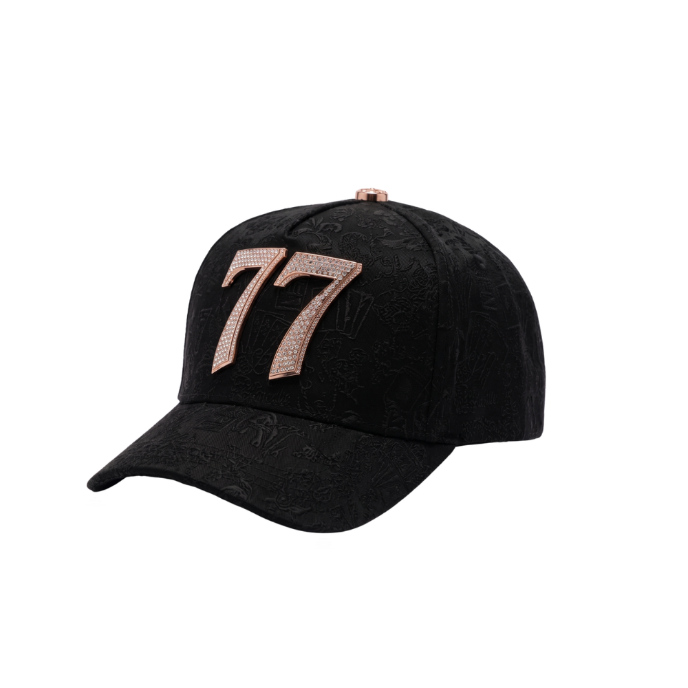 Gorra 77 Last Edition negra con número 77 bordado en tono café claro y visera negra.