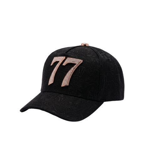Gorra 77 Last Edition negra con número 77 bordado en tono café claro y visera negra.