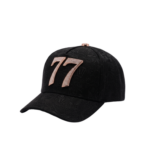 Gorra 77 Last Edition negra con número 77 bordado en tono café claro y visera negra.