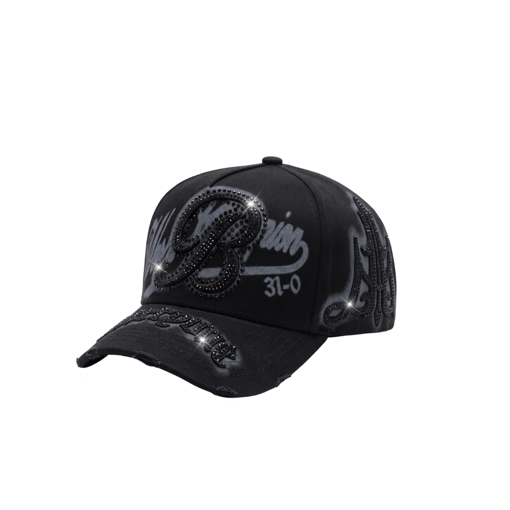 Gorra 31-0 negra con gráfico frontal gris, detalles en relieve y visera con acabado oscuro.