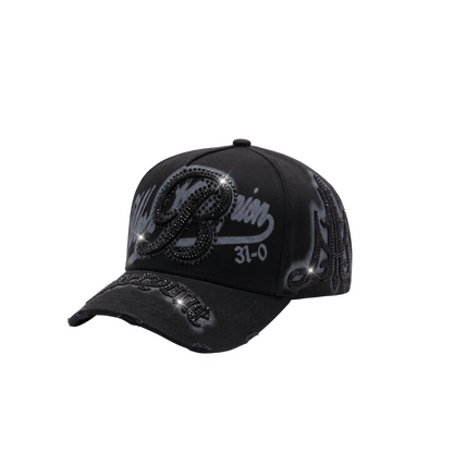Gorra 31-0 negra con gráfico frontal gris, detalles en relieve y visera con acabado oscuro.