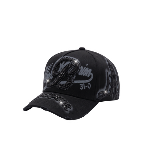 Gorra 31-0 negra con gráfico frontal gris, detalles en relieve y visera con acabado oscuro.