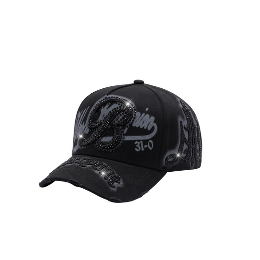 Gorra 31-0 negra con gráfico frontal gris, detalles en relieve y visera con acabado oscuro.