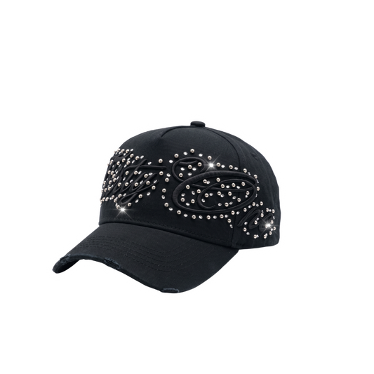 Gorra Uncut Gems Hat negra con piedrería plateada frontal y detalles brillantes en la visera.