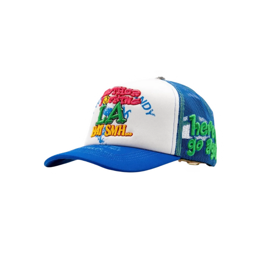 Gorra Another LA Hat blanca con visera azul, bordados multicolor y paneles verdes en contraste.