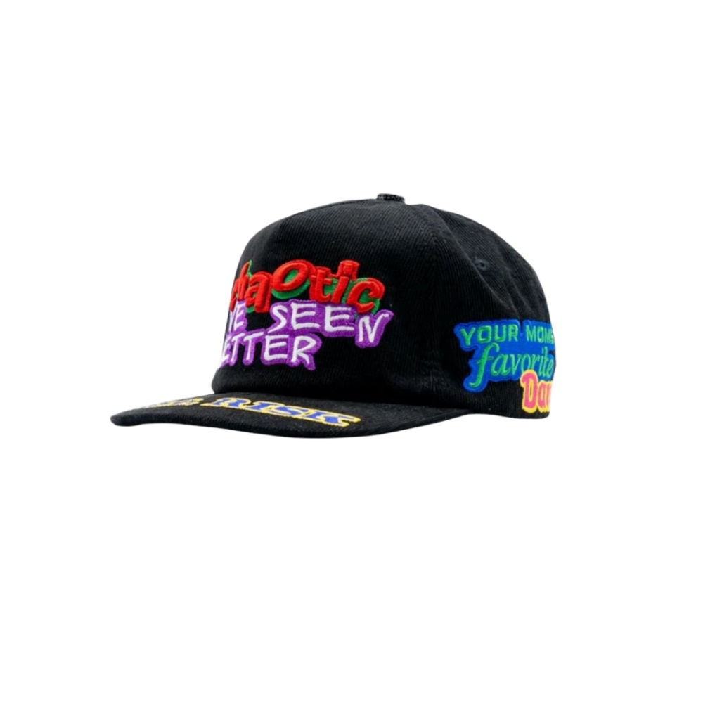 Gorra Chaotic Cap negra con bordado frontal blanco, gráficos multicolor y visera con detalles en contraste.