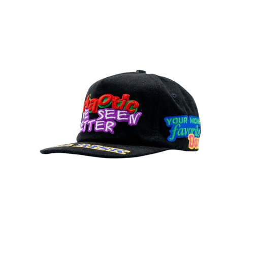 Gorra Chaotic Cap negra con bordado frontal blanco, gráficos multicolor y visera con detalles en contraste.